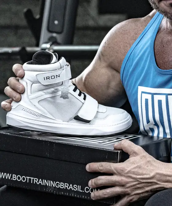 Bota Iron Training branca sobre a caixa oficial